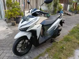 Honda vario 125 2022 km 19 rb istimewa orsinil cat samsat manyar