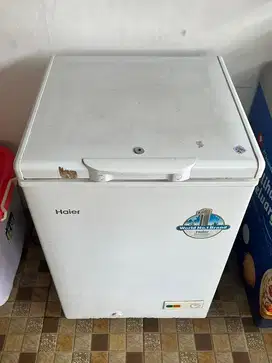 Dijual Freezer haier 100 liter berikut cooler box marina 22 liter