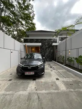 RUMAH BARU MEWAH MODERN DENGAN TANAH LUAS DI JALAN KALIURANG KM 13