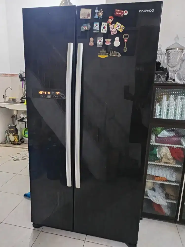 Dijual kulkas 2 pintu side by side merk daewoo