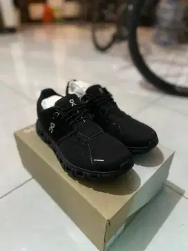 Sepatu on cloud 6
