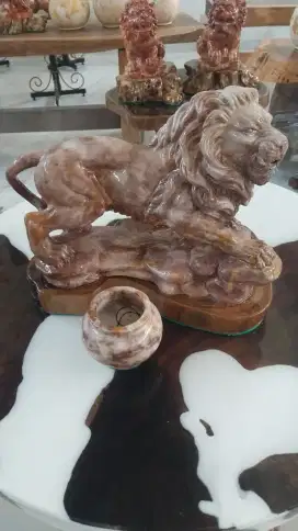Patung singa dari batu alam