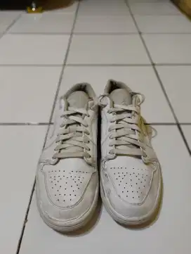 Sepatu air jordan 1 low triple white 
Ukuran 42-44 masuk