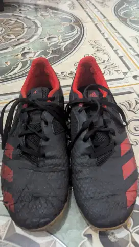 Sepatu futsal Adidas predator