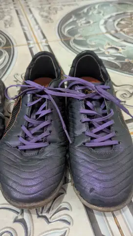 Sepatu futsal ortuseight