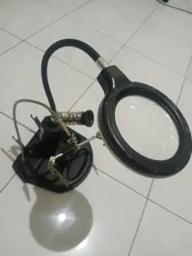 Alat pegangan solder dengan kaca pembesar