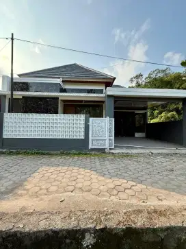 RUMAH BARU CANTIK MODERN LIMASAN DI SLEMAN DEKAT UNRIYO