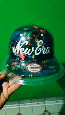 Topi New Era motif abstrak