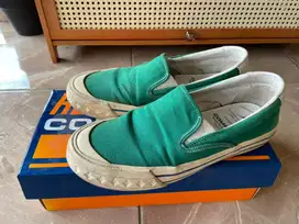 Sepatu compass retrograde slip on 42