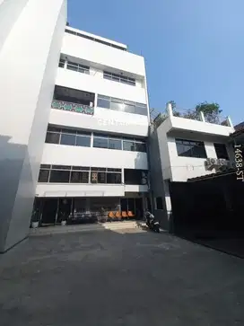 Dijual gedung perkantoran bekas show room siap pakai di Jatinegara