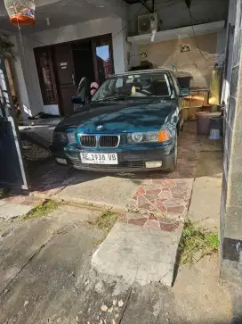Dijual mobil sedan BMW 318i 1998