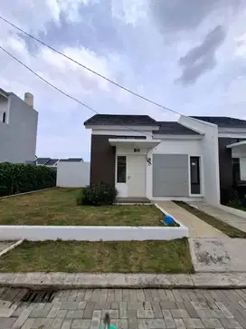Rumah dengan Halaman Luas Siap Huni