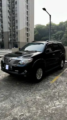 DIJUAL TOYOTA FORTUNER HITAM 2014 2.5 G VNT Solar-AT