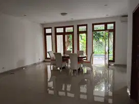 Disewakan Rumah Eksklusif di Kemang Dalam – Nyaman & Strategis