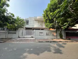 Dijual Rumah di Jl. Tomang Asli ada S. Pool