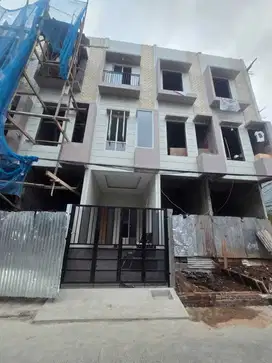 Rumah 3 lantai Taman Ratu dekat Greenville Duri Kepa Jakarta Barat