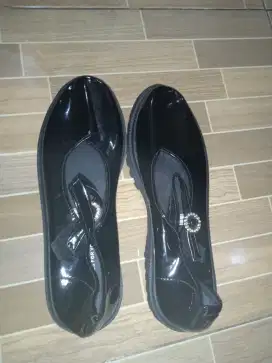 Sepatu pantofel hitam wanita