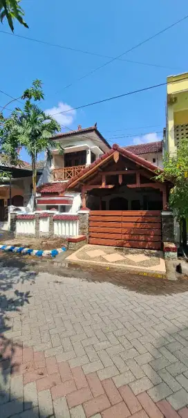 DISEWAKAN / DIKONTRAKKAN RUMAH ARTISTIK.