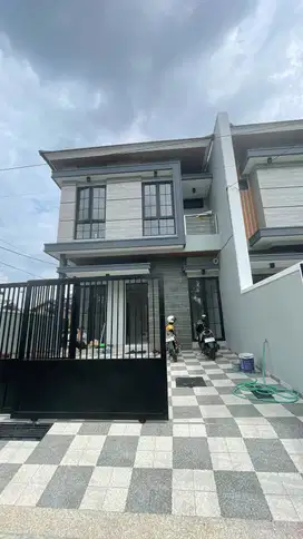 Rumah Gress Minimalis Kontemporer Hanya selangkah ke Raya Meer
