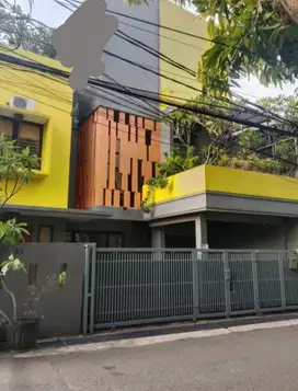 Dijual Rumah Minimalis 3 lantai di Tebet, Jalan 2 mobil