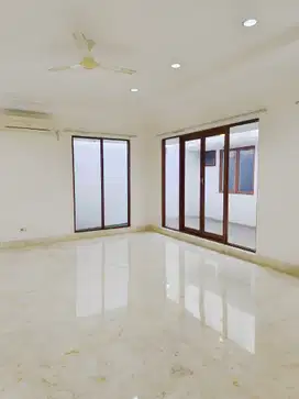 Sewa Rumah Besar 2 Lantai di Cipete Muat 10 Mobil