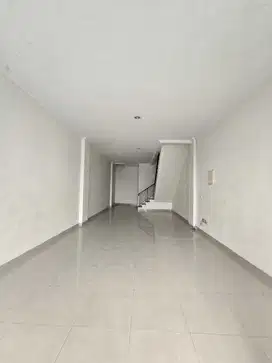 Ruko Di Green Lake City Ukuran 4,5x15m 3,5 Lantai Unit Rapi