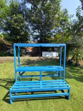 Rak bunga warna biru