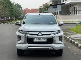 Trithon Ultimate 4x4 AT Double Cabin 2019 Putih Mutiara
