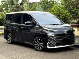 Toyota Voxy 2.0 AT 2023