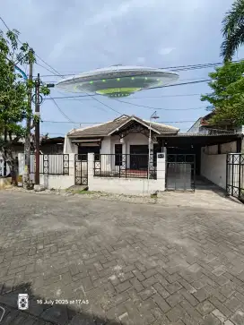 Rumah Dengan Taman LUAS POL. Jalan Lebar. SHM. SIAP HUNI