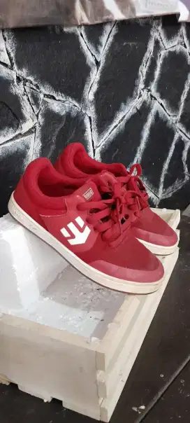Sepatu ETNIES skateboard