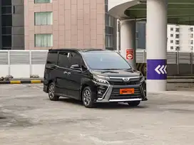 TOYOTA VOXY 2.0 AT HITAM TAHUN 2021