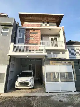 RUMAH SIAP HUNI MEWAH  DEKAT KAMPUS BINUS DAN ARAYA