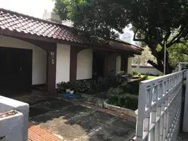 Rumah hoek Asri di Jalan Saraswati, Cipete, Jakarta Selatan.