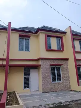 Rumah siap 2 lantai 3 kamar tidur sudah SHM dekat jalan raya