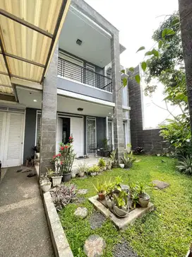 Rumah mewah di batununggal ada taman belakang