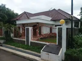Rumah Bagus Dengan Halaman Yang Luas