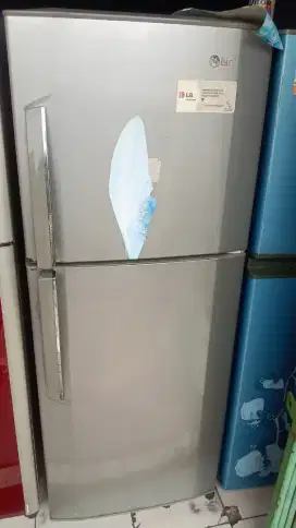 Dijual murah cepat kulkas LG 2PINTU kondisi normal minus pemakaian