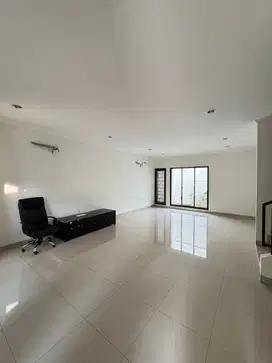 DIsewakan Rumah bagus 2 lantai di Sumarecon Bandung