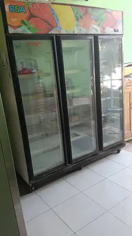 Showcase 3 pintu