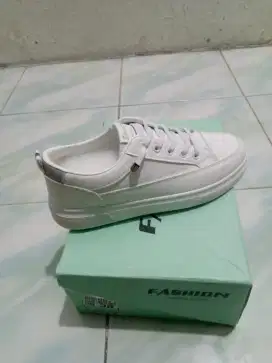 Sepatu sport impor