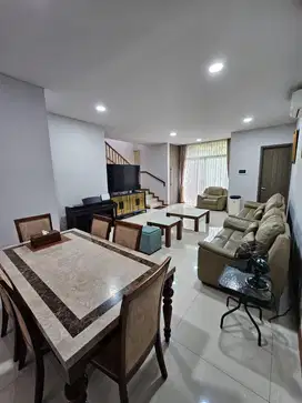 RUMAH 3 LANTAI SEMI FURNISHED SUDAH  RENOVASI