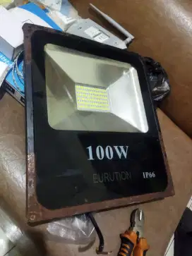Lampu outdoor 100 watt