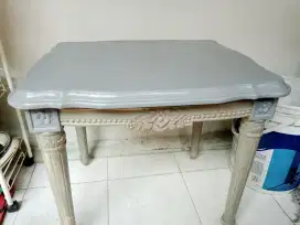 Meja ukir ukuran kecil