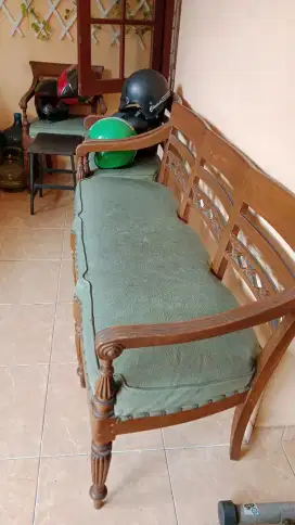 Satu set kursi tamu, 1 kursi panjang 3 single + meja