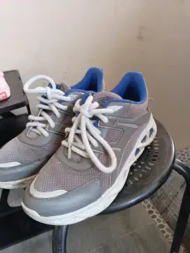 Sepatu olahraga bekas murah