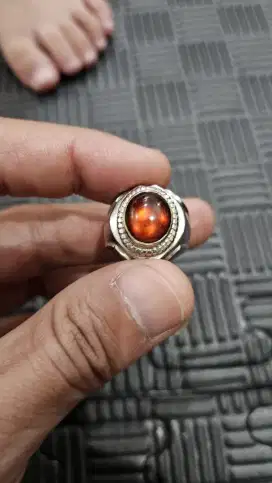 Cincin permata garnet kristal koleksi pribadi