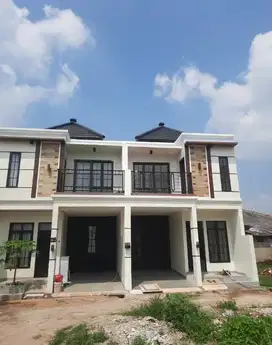 Runah bagus 2 lantai balkon luas, bebas banjir dan lokasi strategis