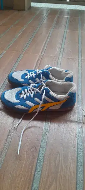 Jual sepatu warna biru gak bisa jauh-jauh