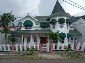 Rumah 2 Lantai Bergaya Victoria di Wonocolo, Surabaya